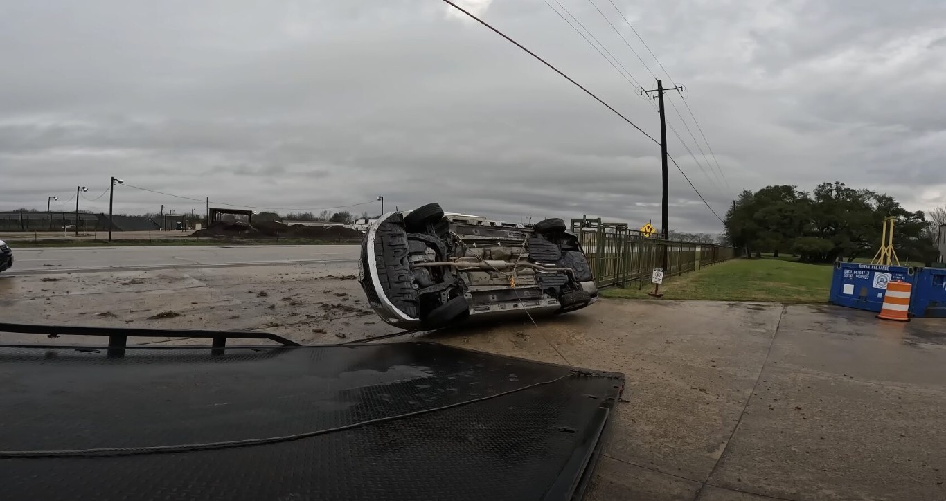 Heavy-duty towing service with overturned vehicle recovery in Syracuse, UT